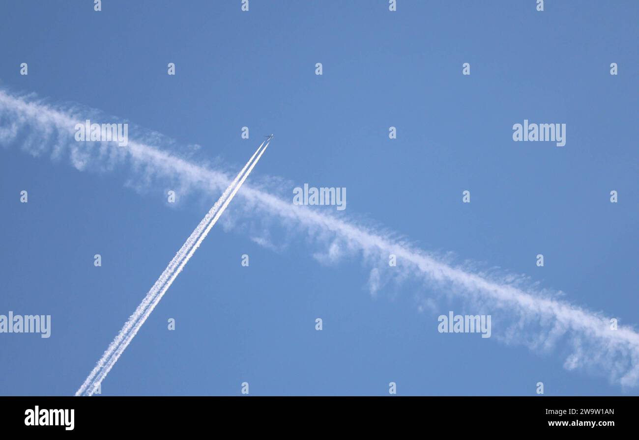 Wetter 28.12.2023, Ostramondra, Kondensstreifen zweier Flugzeuge kreuzen sich *** Weather 28 12 2023, Ostramondra, Contrails of two airplanes cross each other Stock Photo