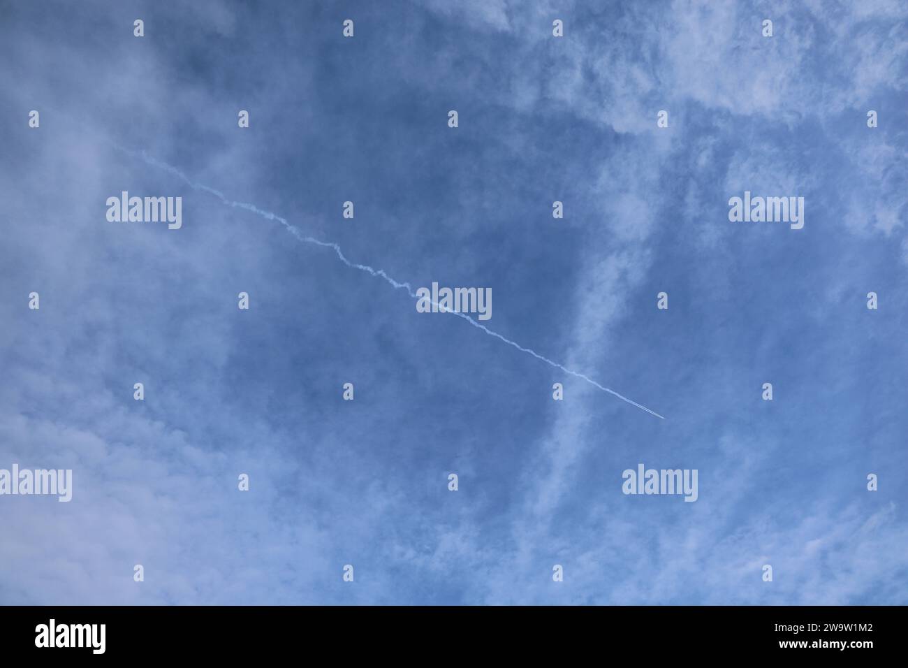 Himmel 30.12.2023, Ostramondra, ein Flugzeug bildet einen Kondensstreifen *** Sky 30 12 2023, Ostramondra, an airplane forms a contrail Stock Photo