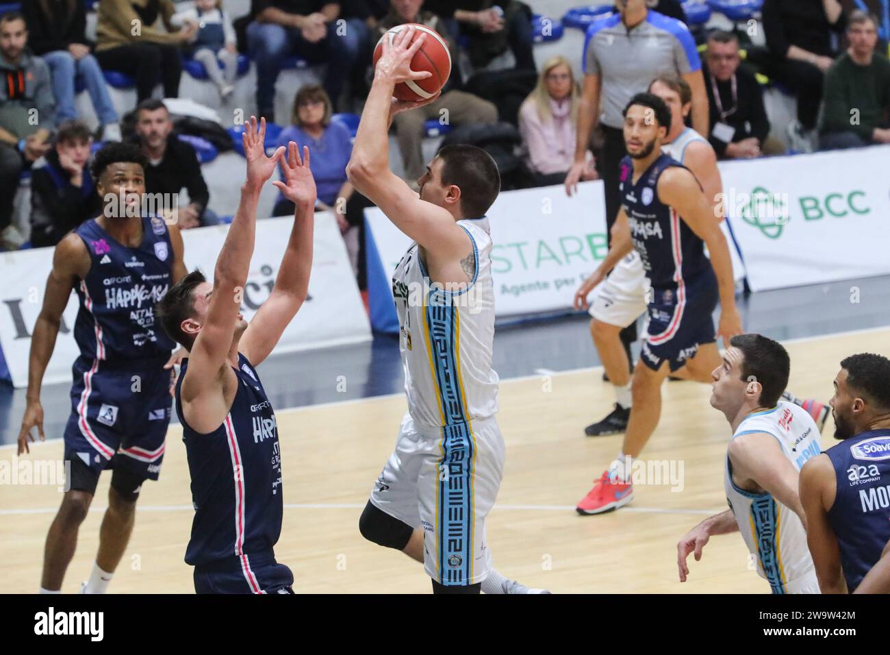 Cremona, Italy. 30th Dec, 2023. vNathan Adrian antm during Vanoli Basket Cremona vs Happy Casa Brindisi, Italian Basketball Serie A match in Cremona, Italy, December 30 2023 Credit: Independent Photo Agency/Alamy Live News Stock Photo