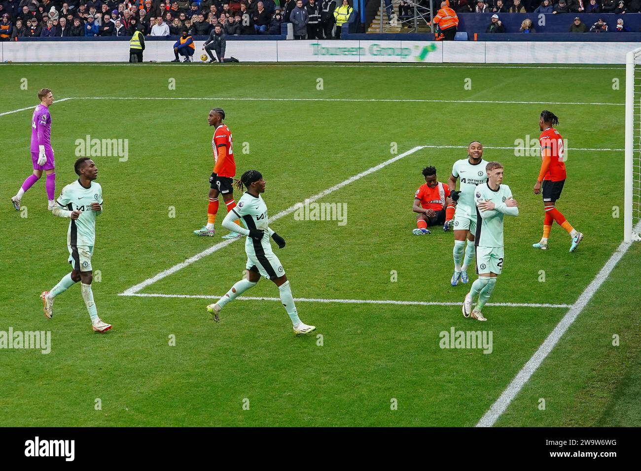 Luton, UK. 30th Dec, 2023. Cole Palmer (20) of Chelsea (right