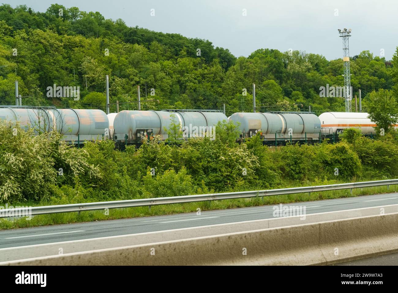 Railway tanks for transporting liquefied gas, fuel and liquid chemicals