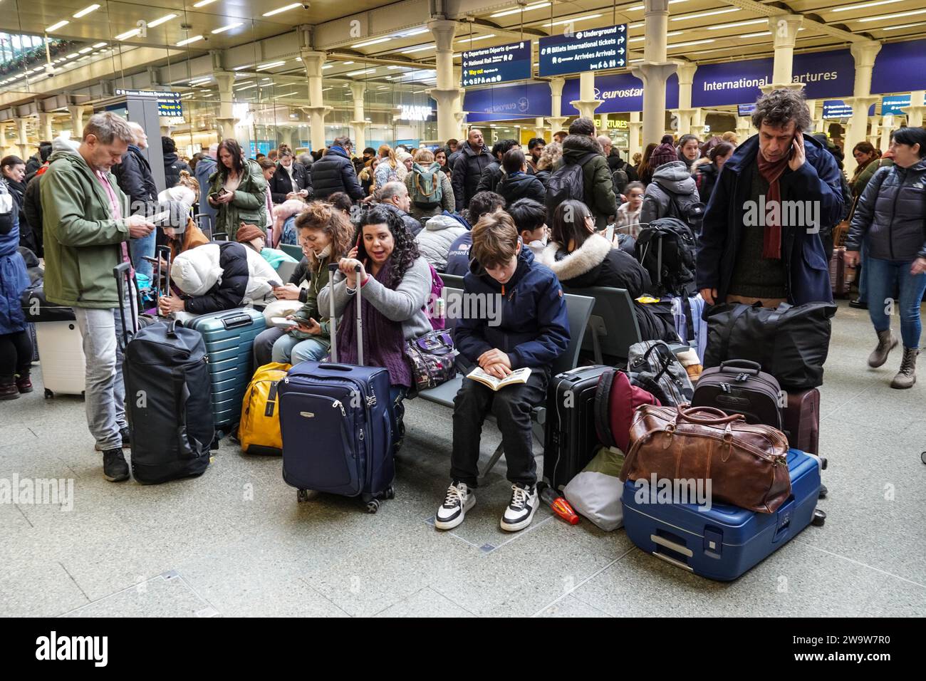 London, UK. 30th Dec, 2023. Passengers stranded at St Pancras International in London as Eurostar cancelled all today's trains due to flooding in Thames tunnel. Credit: Marcin Rogozinski/Alamy Live News Stock Photo