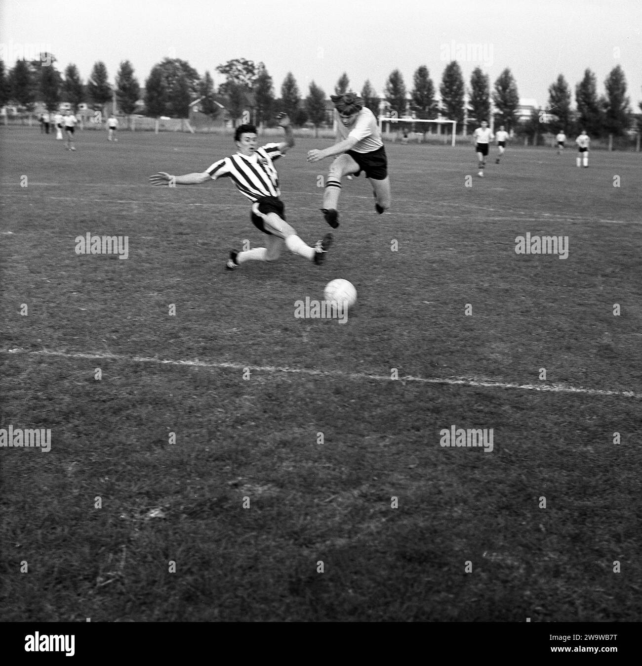 1964, August, football match between Hazells (Aylesbury) in striped kit and Rivets, Victoria Park Sports Ground, Aylesbury, England, UK. In this era, Hazells (Aylesbury) FC played in the Hellenic (premier) League. Stock Photo