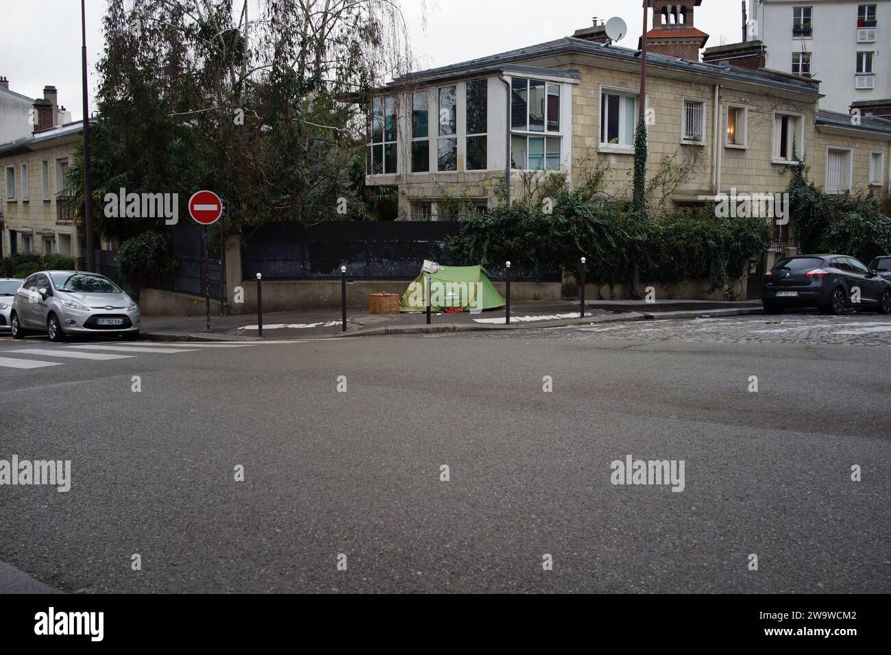 Homeless shelter, quechua tent on pavement, rue Compans, Le quartier de
