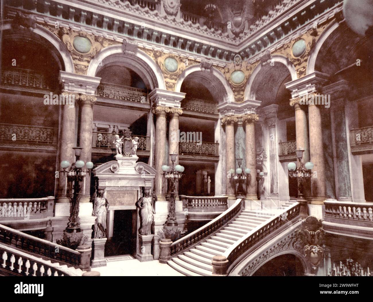 Treppe im Opernhaus, Paris, Frankreich, um 1890, Historisch, digital restaurierte Reproduktion von einer Vorlage aus dem 19. Jahrhundert  /  Staircase in the opera House, Paris, France, 1890, Historic, digitally restored reproduction from a 19th century original Stock Photo