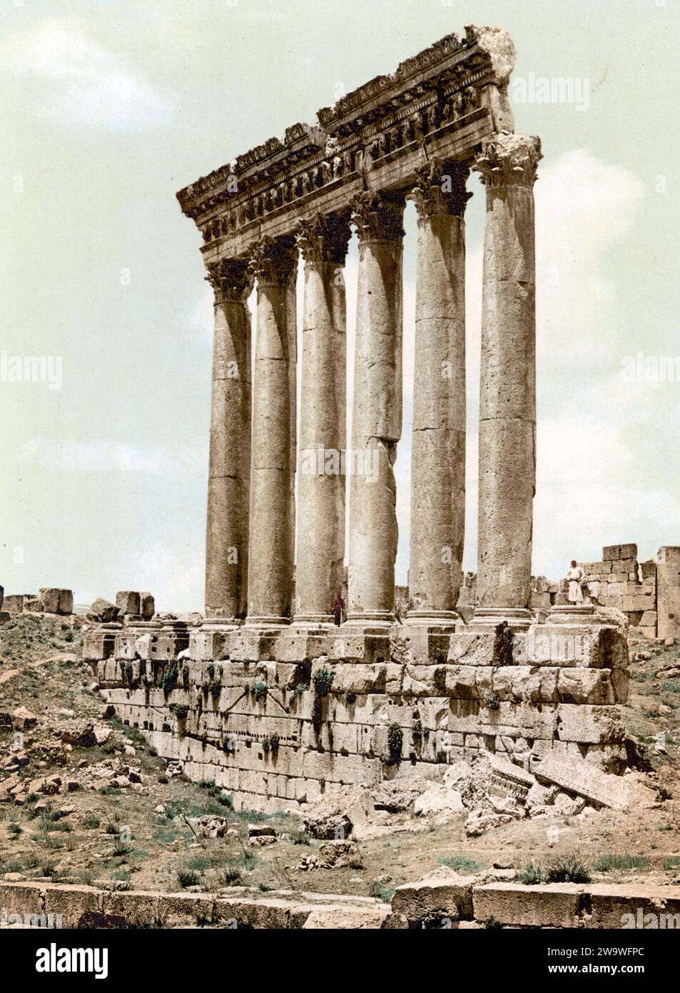 Sonnentempel, Baalbek, das Heilige Land, Libanon, um 1890, Historisch, digital restaurierte Reproduktion von einer Vorlage aus dem 19. Jahrhundert  /  Temple of the Sun, Baalbek, the Holy Land, Libanon, 1890, Historic, digitally restored reproduction from a 19th century original Stock Photo