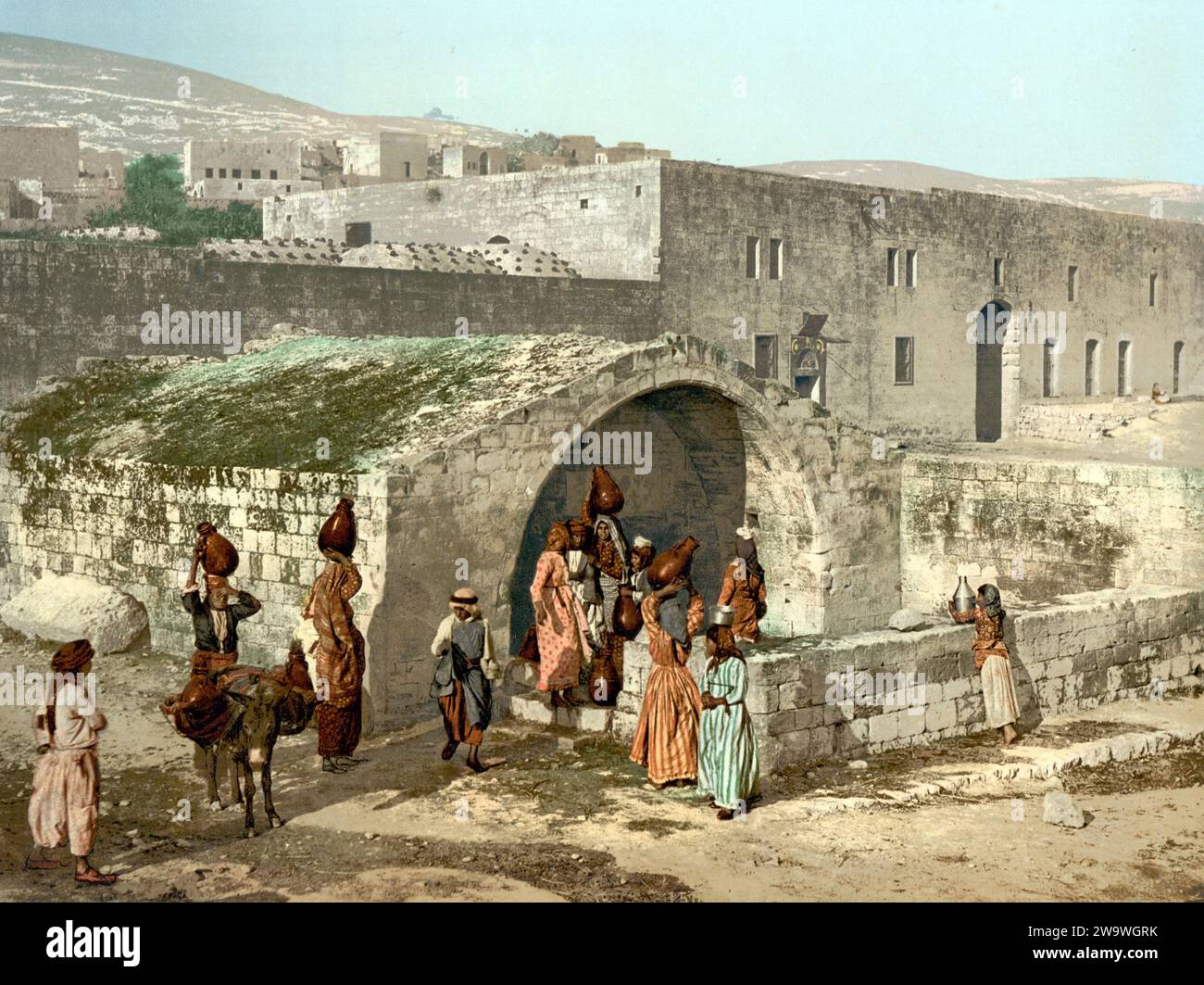 Der Jungfrauenbrunnen von Nazareth, Heiliges Land, Israel, um 1890, Historisch, digital restaurierte Reproduktion von einer Vorlage aus dem 19. Jahrhundert  /  The Virgin's fountain of Nazareth, Holy Land, Israel, 1890, Historic, digitally restored reproduction from a 19th century original Stock Photo