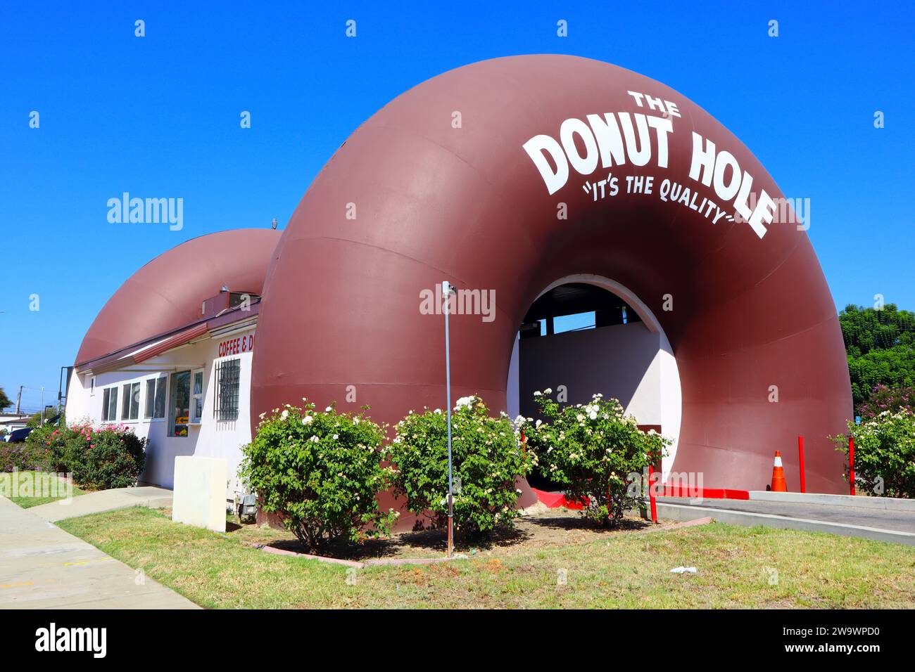 La Puente (Los Angeles), California: THE DONUT HOLE,  Two giant Donuts through which customers drive to place their orders. Located at 15300 Amar Rd, Stock Photo