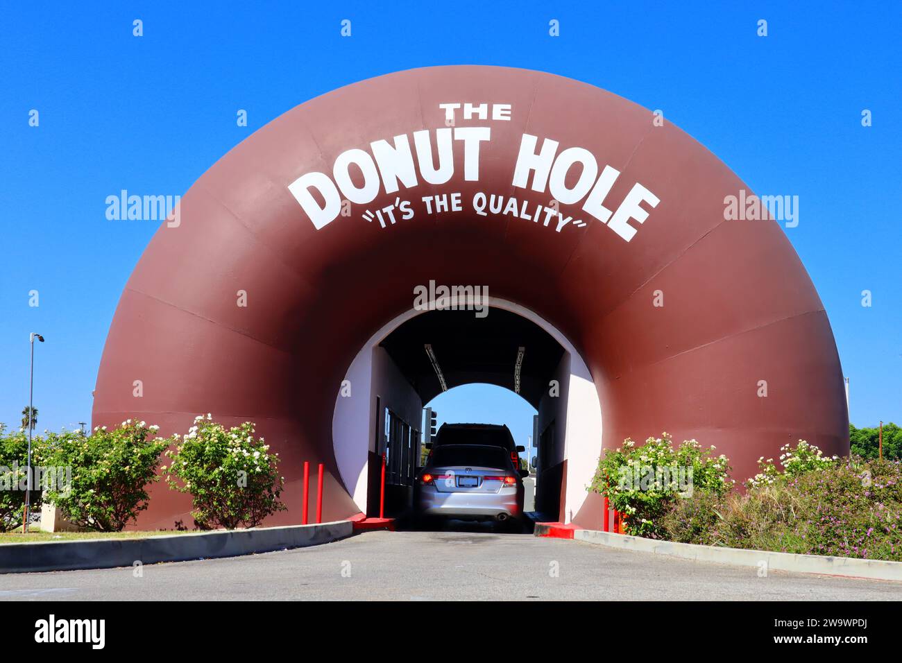 La Puente (Los Angeles), California: THE DONUT HOLE,  Two giant Donuts through which customers drive to place their orders. Located at 15300 Amar Rd, Stock Photo