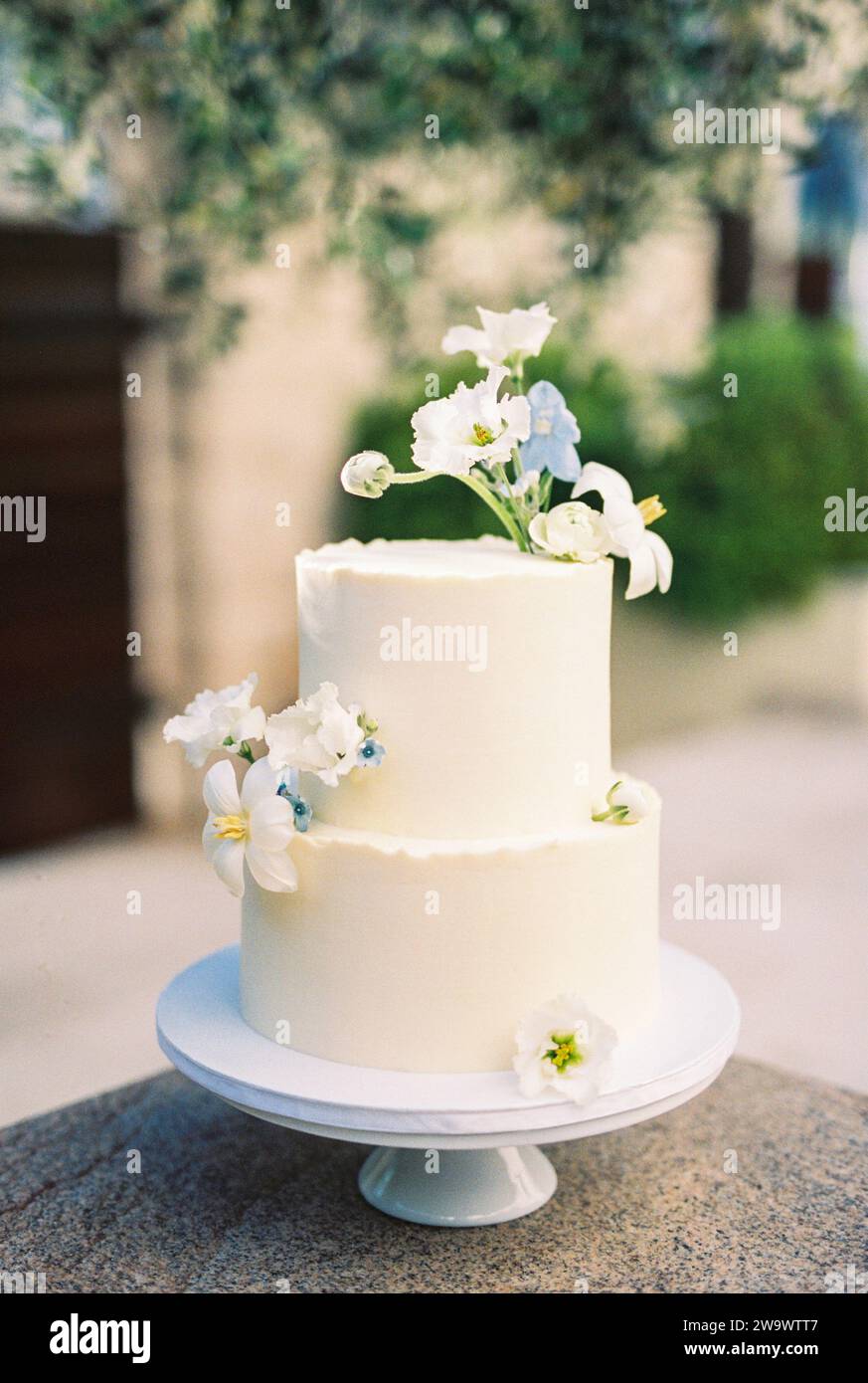 Two tier wedding cake decorated hi-res stock photography and images - Alamy