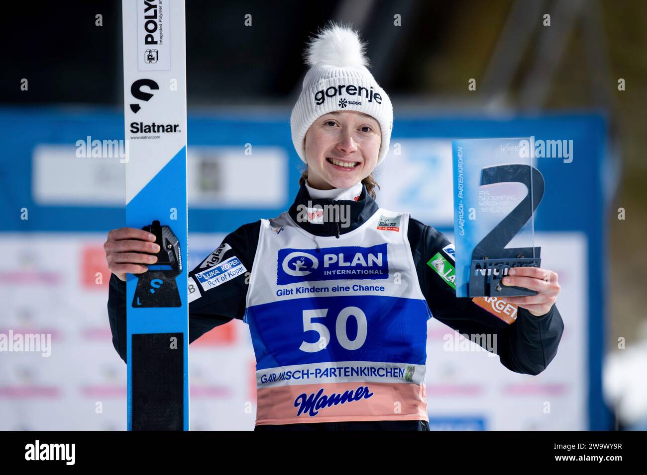 Nika Prevc (Slowenien) bei der Siegerehrung auf dem Podium jubelt ueber