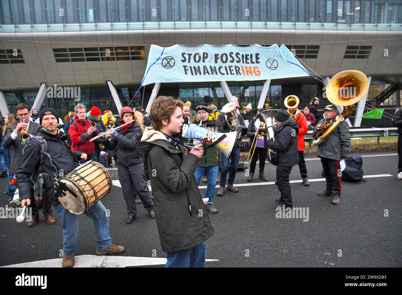 Amsterdam,The Netherlands,30th december,2023.Extinction rebellion blocked the A10 highway to protest against investments by ING in polluting projects. Police removed and arrested a few hundred people.Credit:Pmvfoto/Alamy Live News Stock Photo