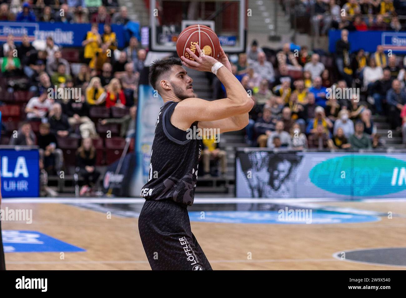 Kalaitzakis (Tigers Tuebingen, 16) GER, MHP Riesen