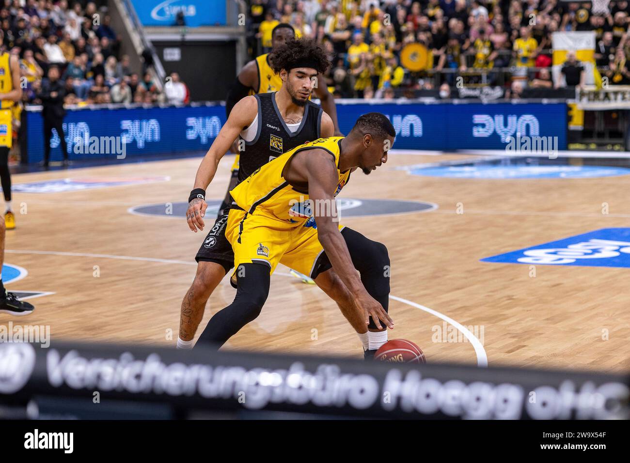 Jhivvan Jackson (Tigers Tuebingen, 56) Eddy Edigin (MHP Riesen
