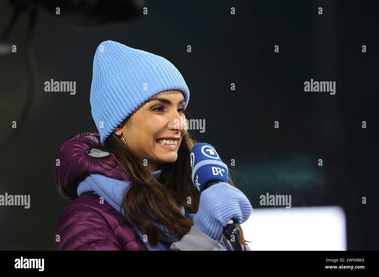 Garmisch Partenkirchen, Deutschland. 30th Dec, 2023. Garmisch-Partenkirchen, Deutschland 30. Dezember 2023: Two Nights Tour, FIS Skisprung Weltcup Damen, Skispringen, Garmisch-Partenkirchen, Olympiaschanze Lea Wagner, Moderatorin, ARD, Sport, Kopf, Portrait, mit Mikrofon Credit: dpa/Alamy Live News Stock Photo