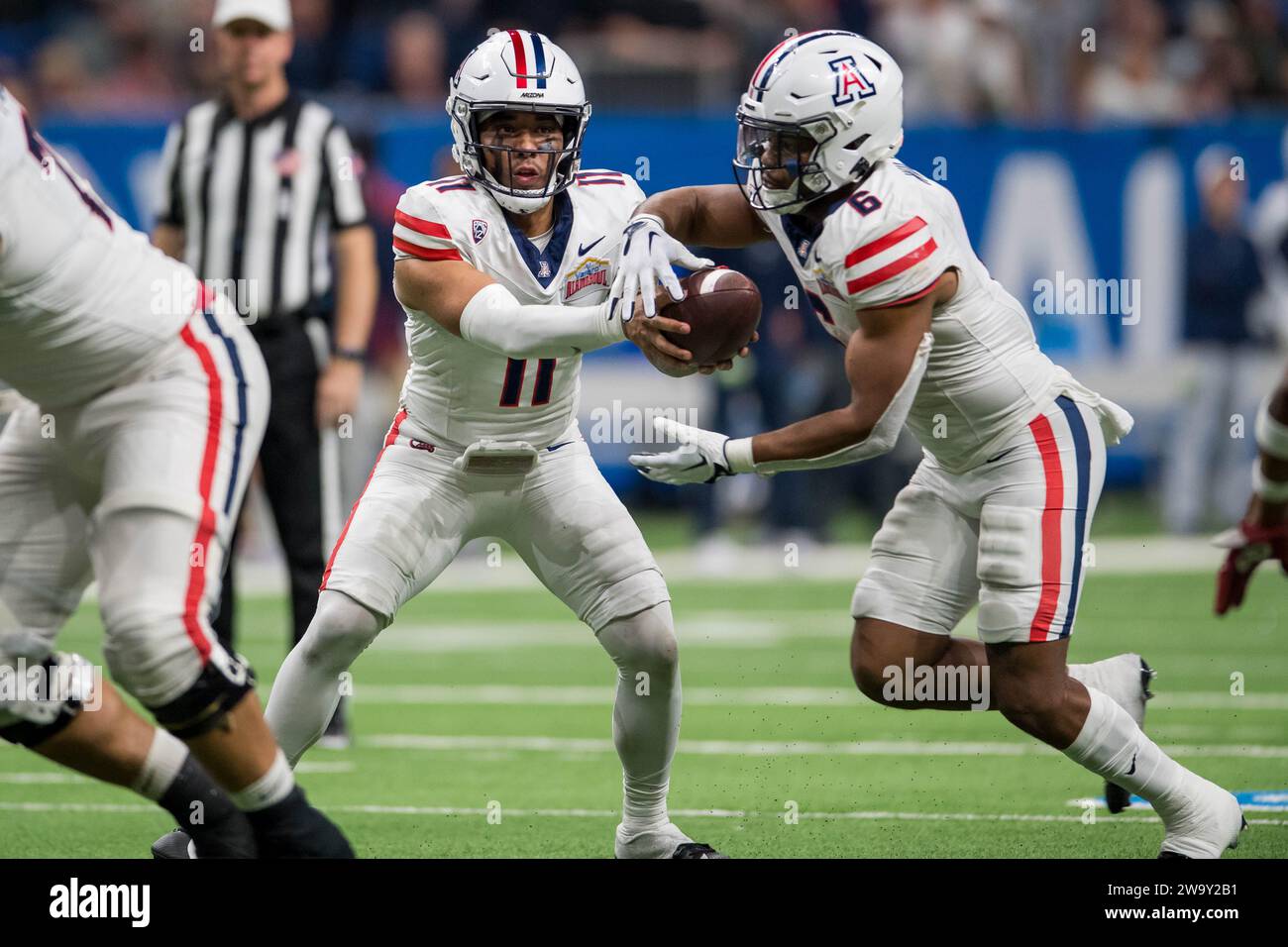 San Antonio, TX, USA. 28th Dec, 2023. Arizona Wildcats quarterback Noah ...