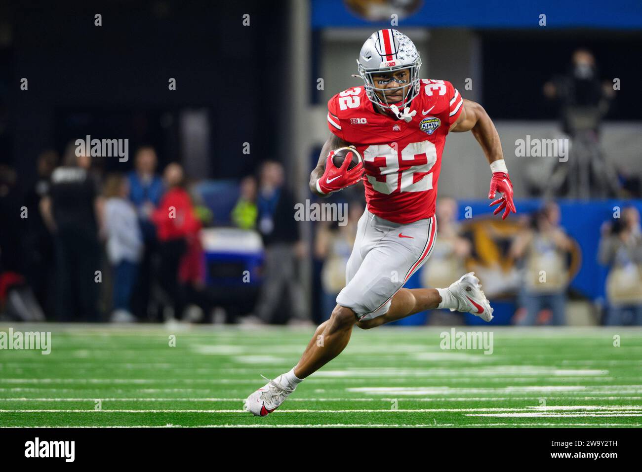 Arlington, Texas, USA. 29th Dec, 2023. Ohio State Buckeyes running back TreVeyon Henderson (32) during the 1st half of the NCAA Football game between the Missouri Tigers and Ohio State Buckeyes at AT&T Stadium in Arlington, Texas. Matthew Lynch/CSM/Alamy Live News Stock Photo