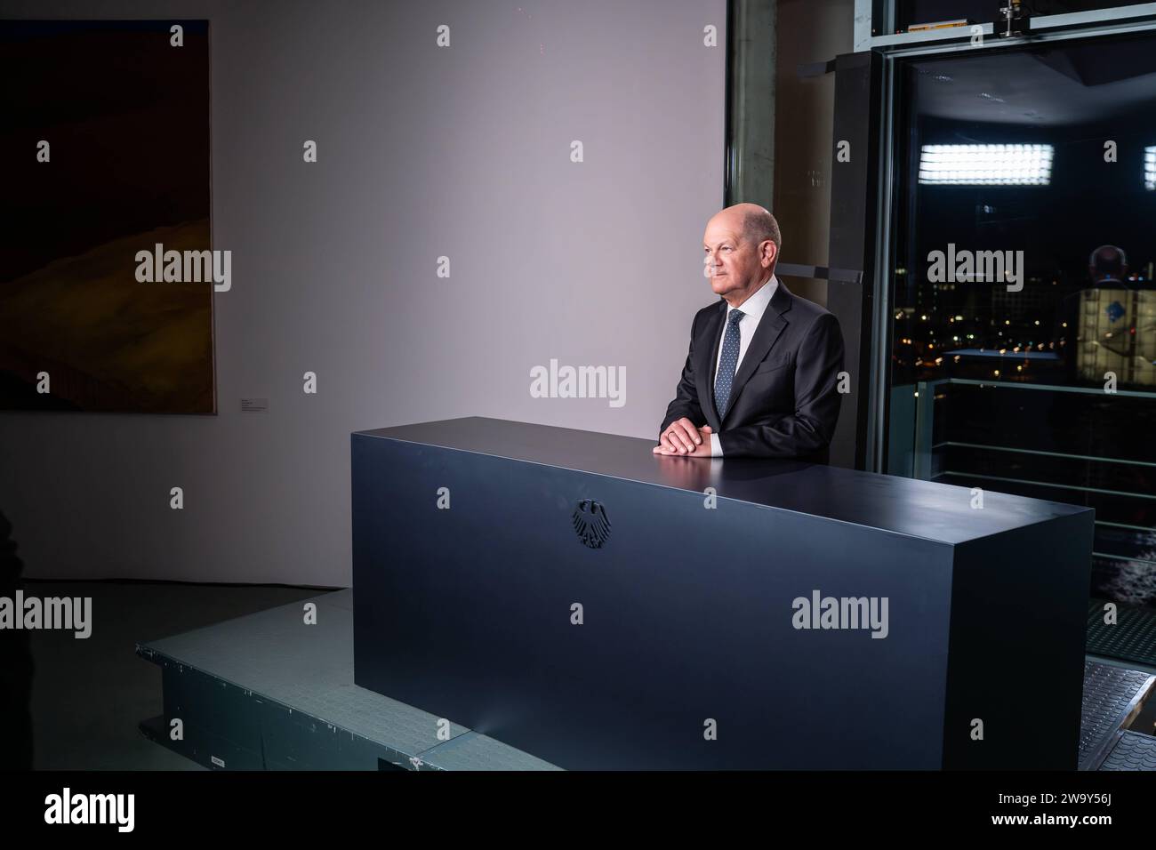 Neujahrsansprache 2024 von Bundeskanzler Olaf Scholz im Bundeskanzleramt TV-Aufzeichnung vom 29.12.2023 Sperrfrist für redaktionelle Verwendung  31.12.2023, 00:00 UhrNeujahrsansprache 2024 von Bundeskanzler Olaf Scholz im Bundeskanzleramt TV-Aufzeichnung vom 29.12.2023 Sperrfrist für redaktionelle Verwendung  31.12.2023, 00:00 Uhr, Berlin Berlin Deutschland Bundeskanzleramt *** New Years address 2024 by Federal Chancellor Olaf Scholz in the Federal Chancellery TV recording from 29 12 2023 embargo period for editorial use 31 12 2023, 00 00 hrs New Years address 2024 by Federal Chancellor Olaf S Stock Photo