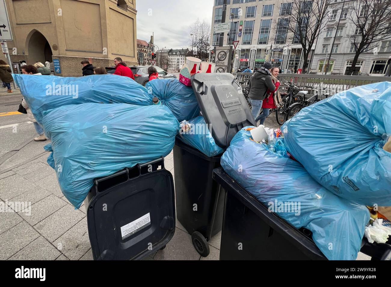 Volle und ueberfuellte Muelltonnen,Muellcontainer stehen im Tal in Muenchen am 31.12.2023. *** Full and overfilled garbage cans, garbage containers in the valley in Munich on 31 12 2023 Stock Photo