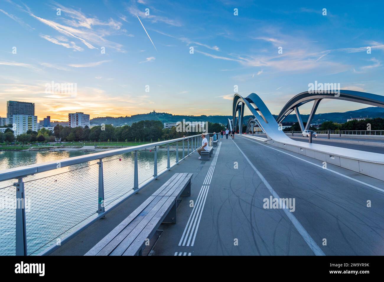 Linz: river Donau (Danube), bridge Eisenbahnbrücke in Zentralraum, Oberösterreich, Upper Austria, Austria Stock Photo