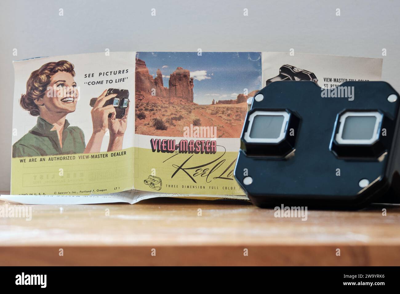 vintage black viewmaster with leaflet that came with set Stock Photo