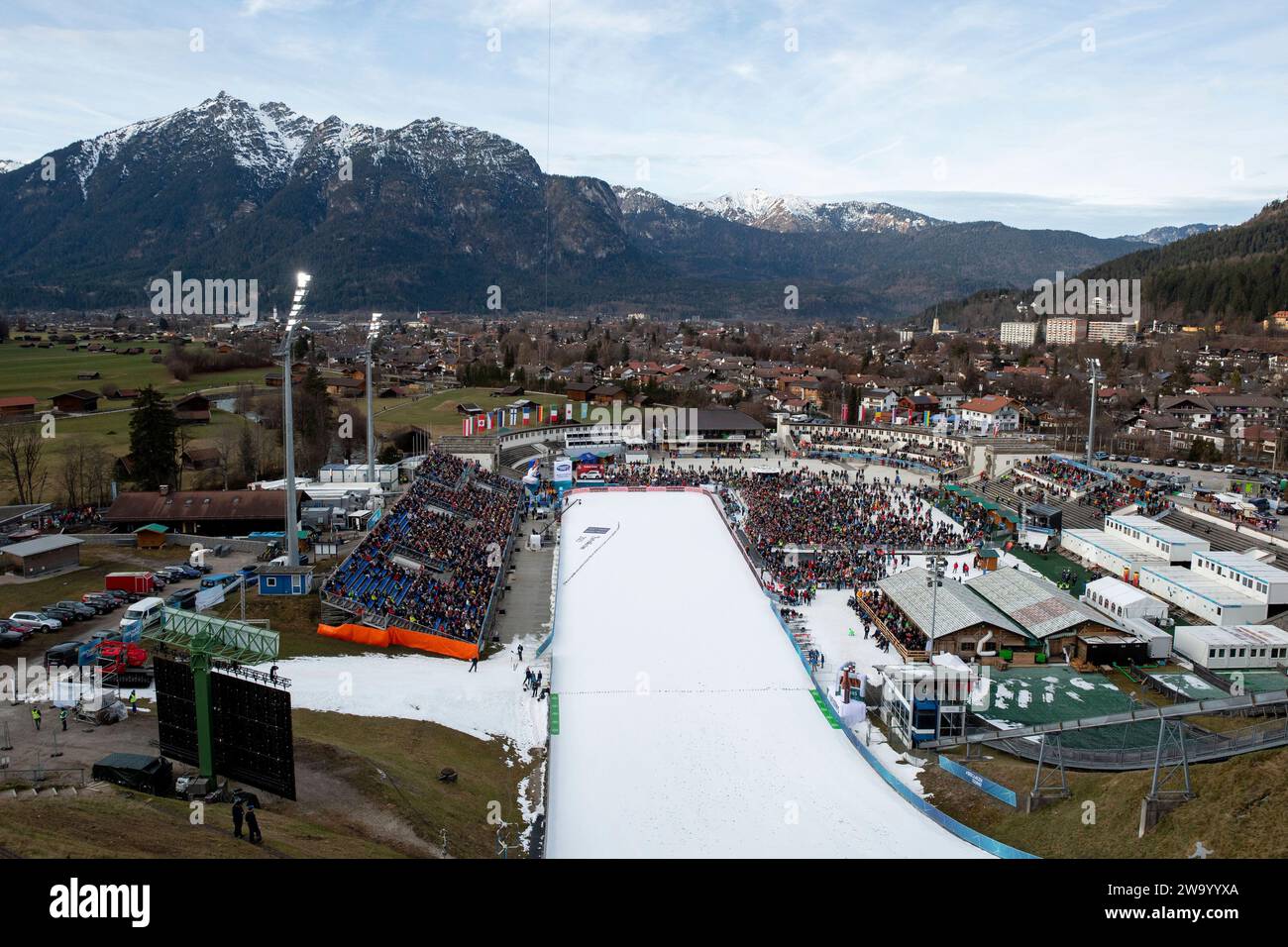 Symbolbild/Themenfoto Fans/Zuschauer mit Deutschland Fahne im Skistadion vor Alpenkulisse, GER, Neujahrsspringen, 72. Vierschanzentournee, FIS Viessmsann Skisprung Weltcup Garmisch - Partenkirchen, Qualifikation, 31.12.2023 Foto: Eibner-Pressefoto/Michael Memmler Stock Photo