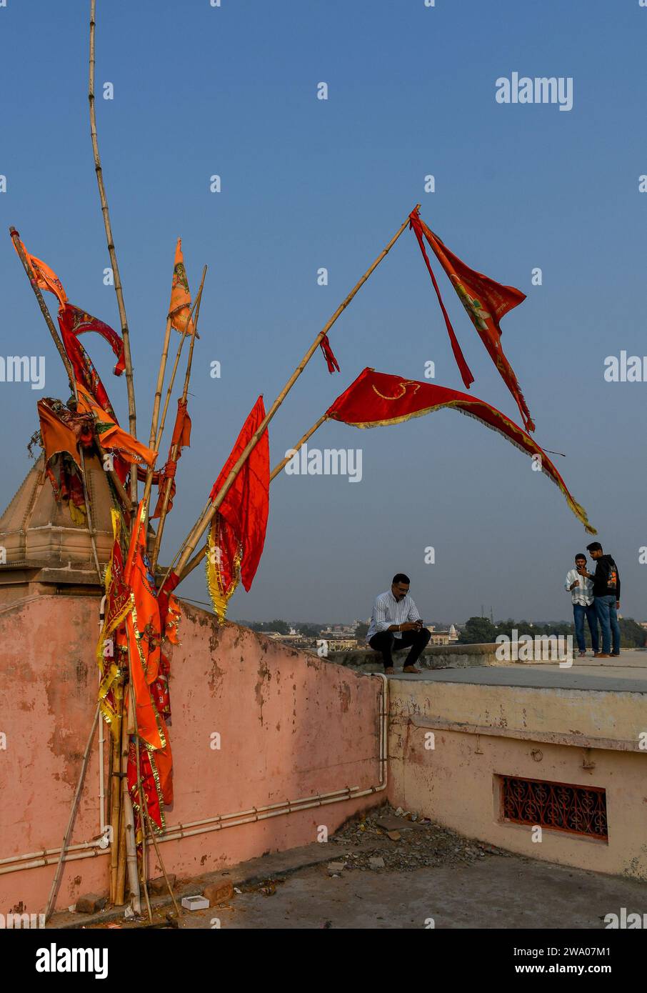 ayodhya-india-26th-dec-2023-devotees-are-seen-on-the-roof-of-the