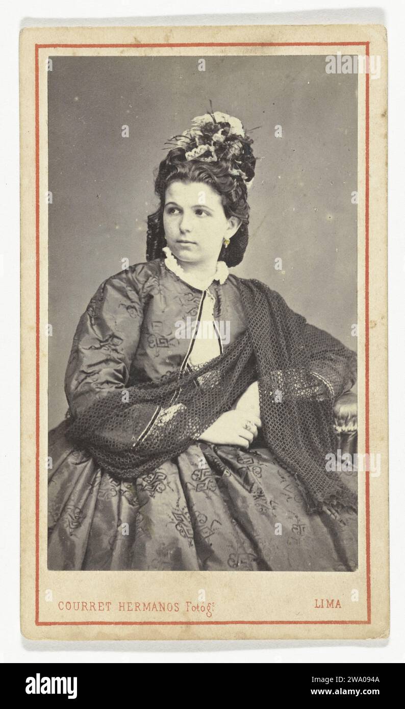 Portrait of an unknown woman, Hermanos Courret, 1860 - 1900 visit card. photograph  Lima photographic support. cardboard albumen print historical persons not known by name - BB - woman Stock Photo