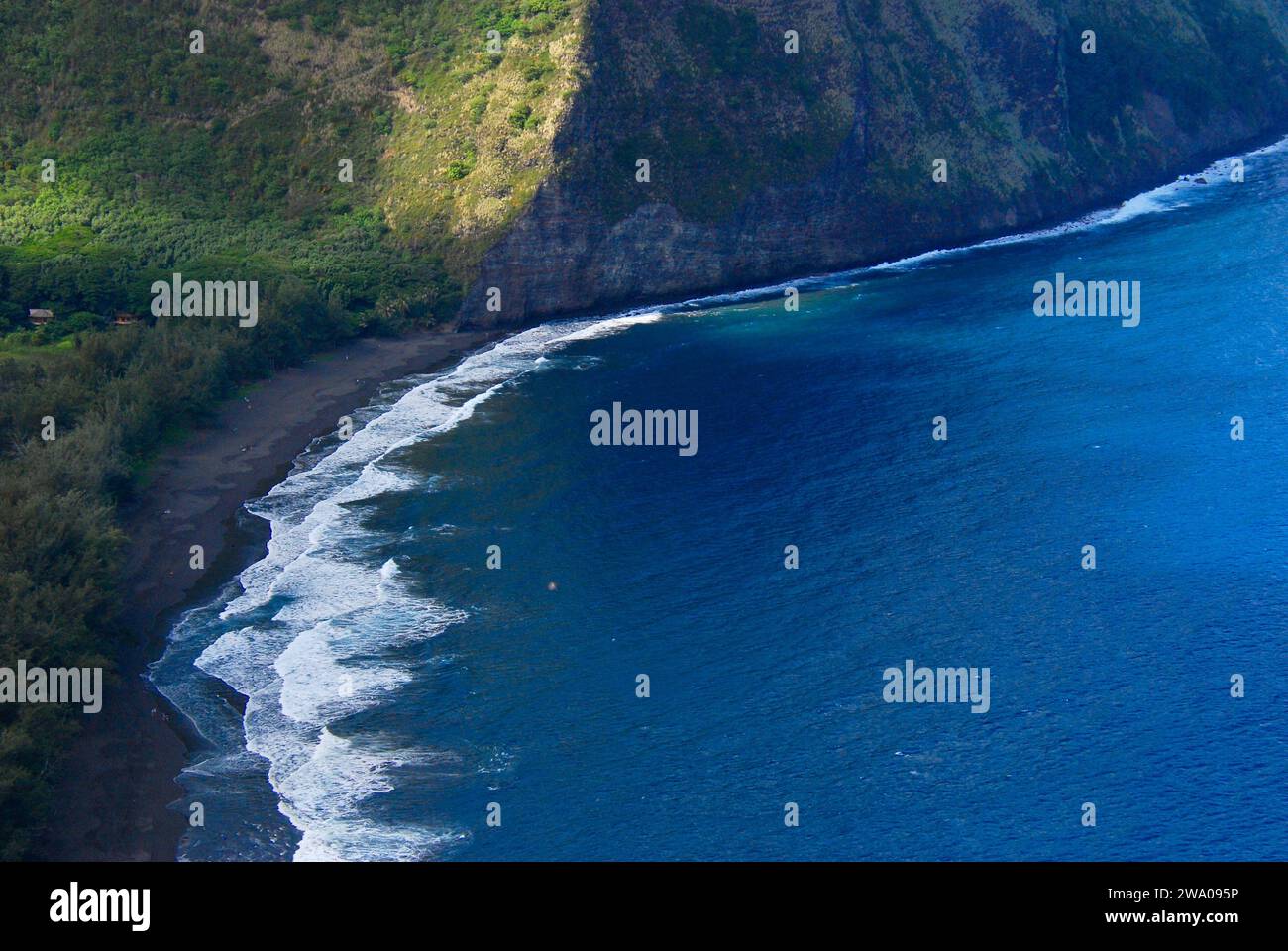 Cliff sea aerial hawaii hi-res stock photography and images - Alamy