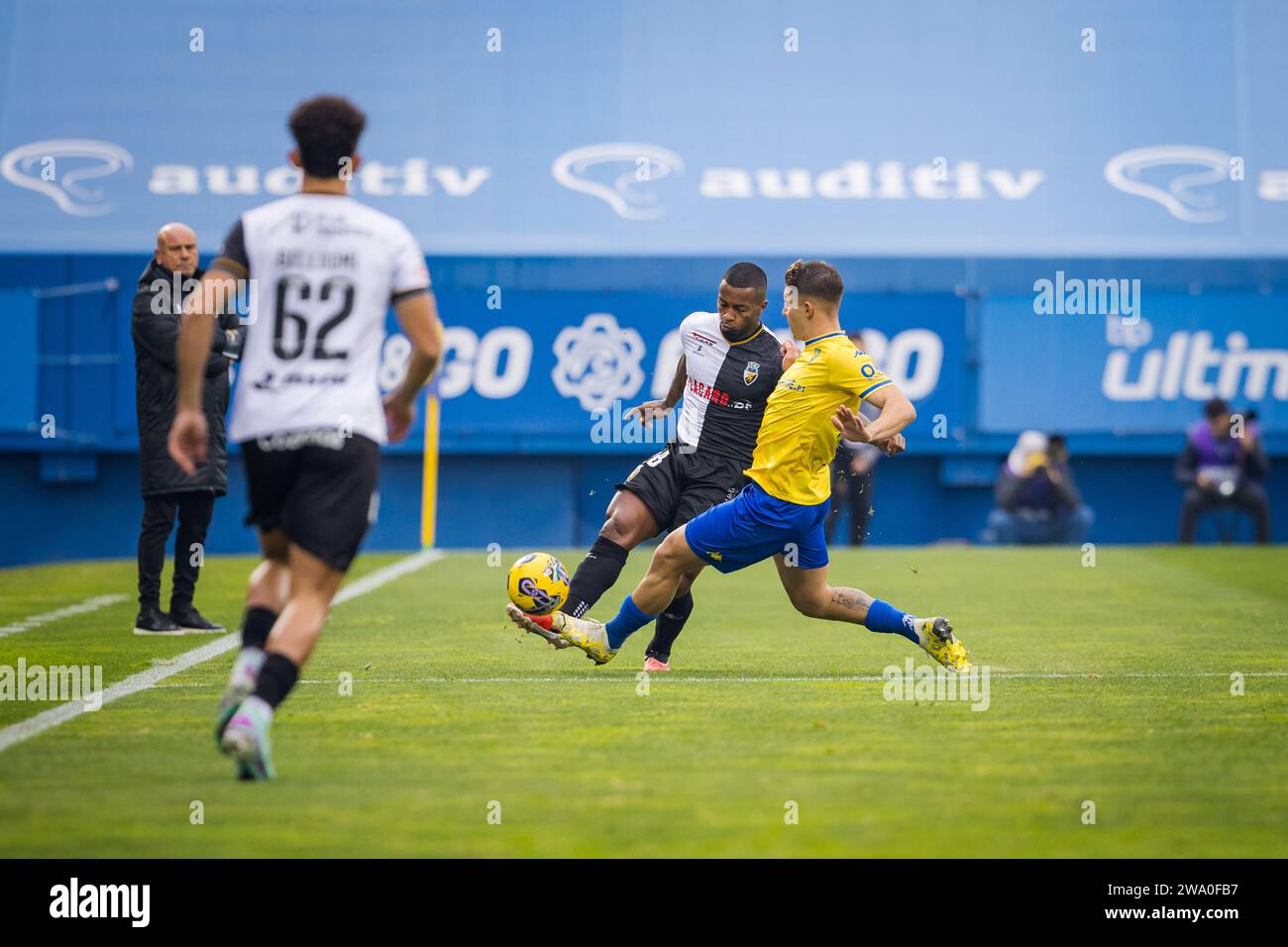 Pastor of SC Farense (L) and Joao Marques of Estoril Praia (R) seen in