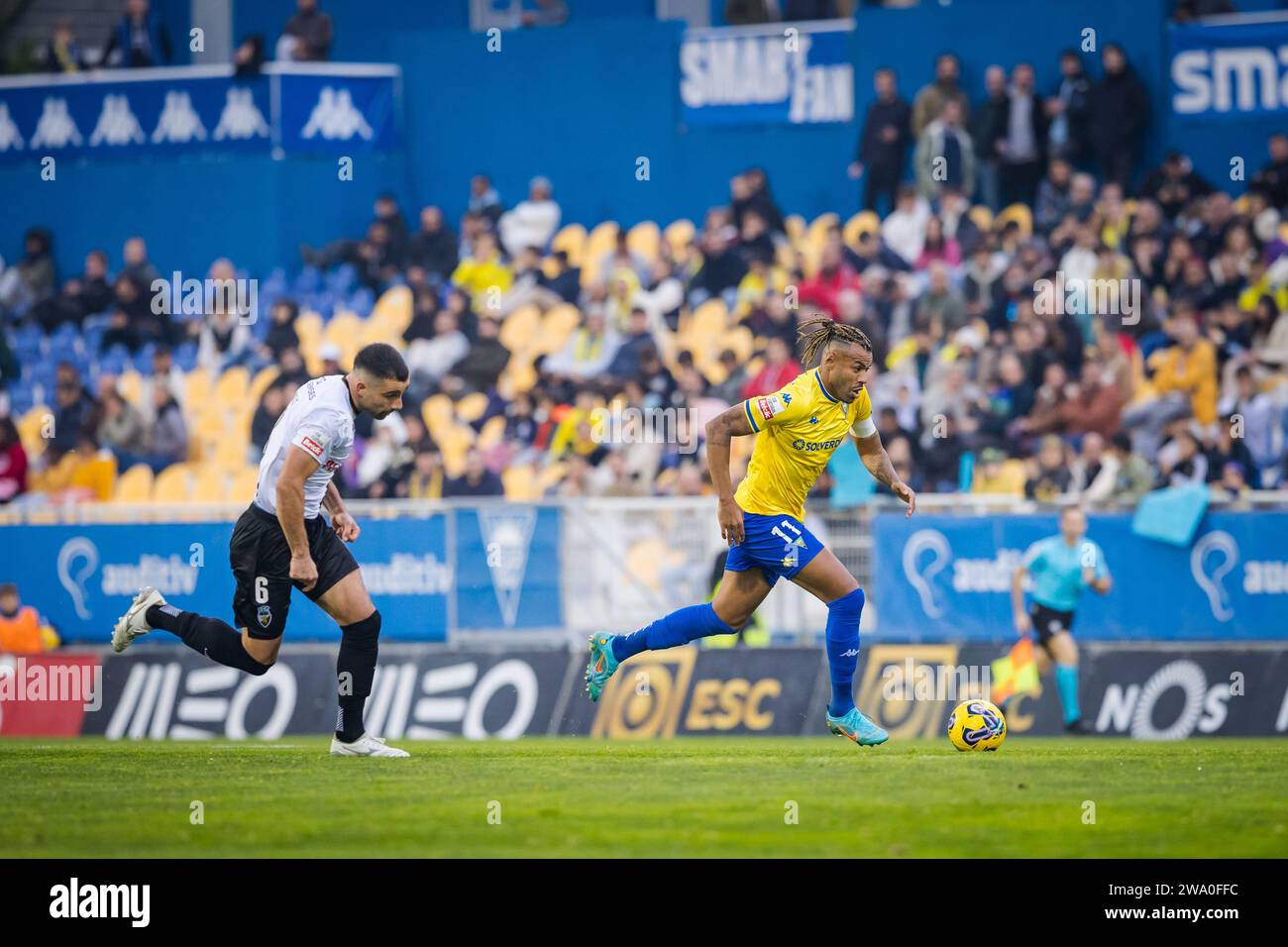 Cassiano of Estoril Praia (R) and Zach Muscat of SC Farense (L) seen in