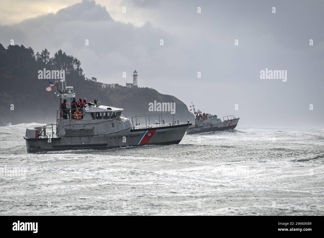 Students and teachers aboard a 47-foot Motor Lifeboat (MLB) from the Coast Guard’s National Motor Lifeboat School conduct surf training near the North Head Lighthouse outside of Ilwaco, Wash., Jan. 21, 2023. The school provides resident training for Coast Guard boatswain’s mates to become proficient operators in heavy weather conditions, as well as MLB knowledge and standardization assessments. (U.S. Coast Guard photo by Petty Officer Steve Strohmaier) Stock Photo