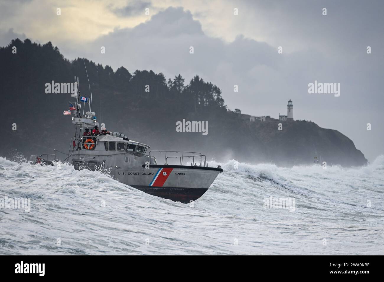 Students and teachers aboard a 47-foot Motor Lifeboat (MLB) from the Coast Guard’s National Motor Lifeboat School conduct surf training near the North Head Lighthouse outside of Ilwaco, Wash., Jan. 21, 2023. The 47-foot Motor Lifeboat is the Coast Guard’s primary vessel for transiting heavy surf conditions and battling rough seas. (U.S. Coast Guard photo by Petty Officer Steve Strohmaier) Stock Photo