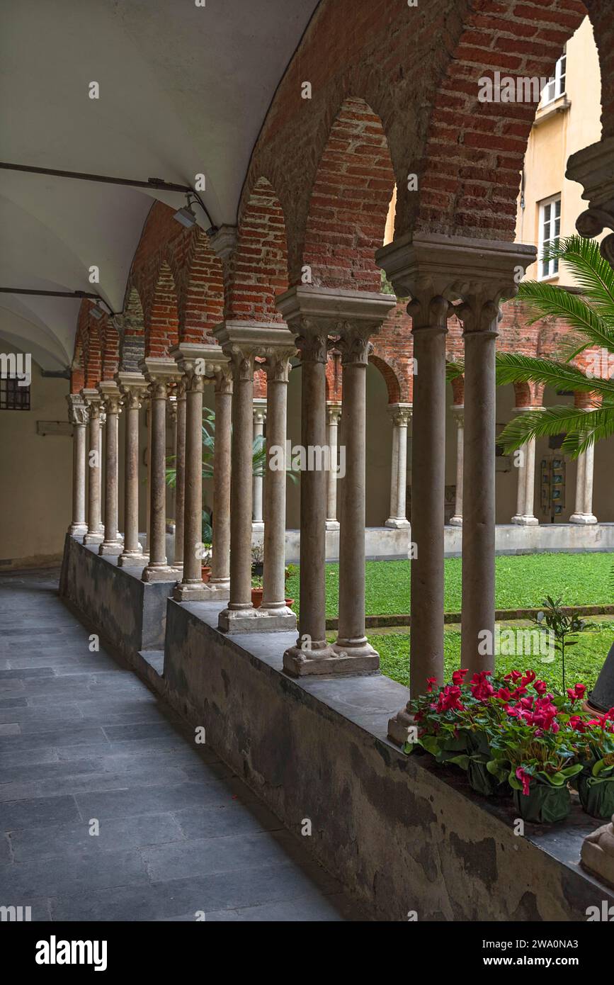 Historic cloister of the Chiesa di San Matteo 1125, renovated 1278, Piazza di S. Matteo, 18, Genoa, Italy, Europe Stock Photo