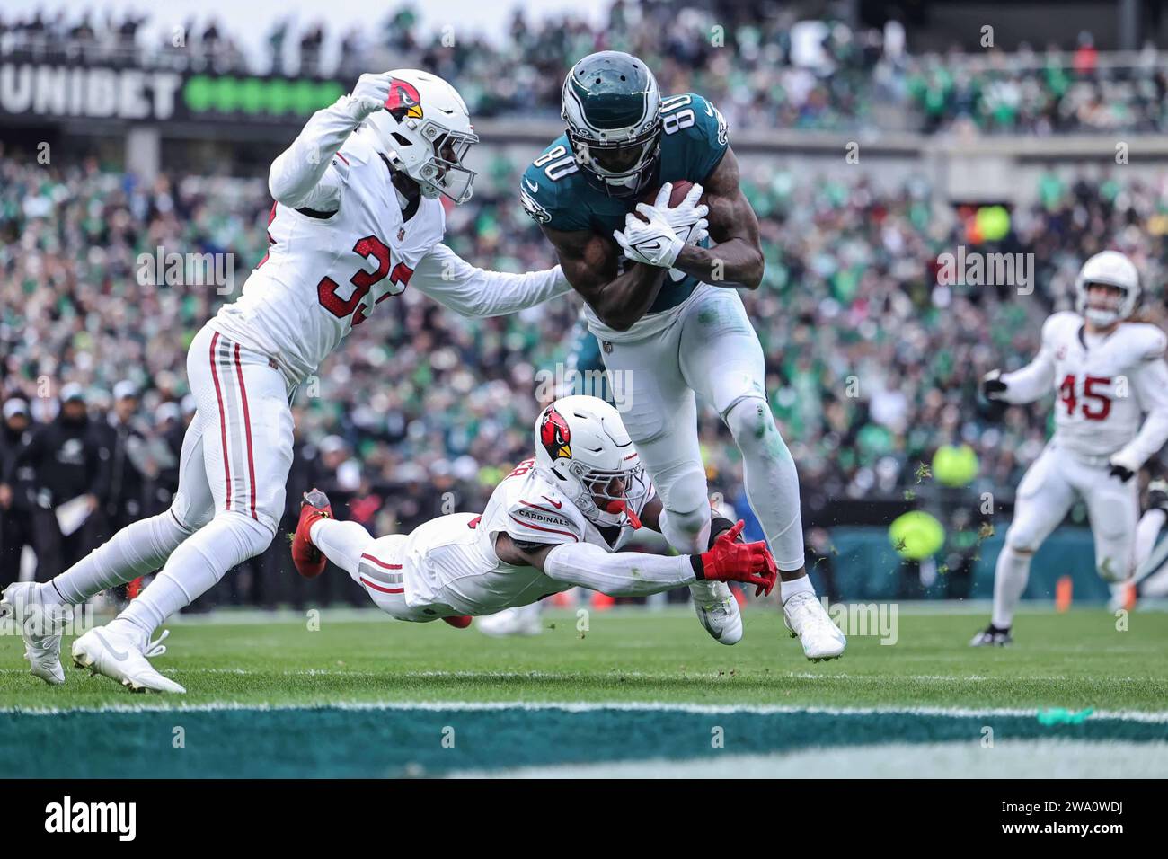 Philadelphia, PA, USA. 31st Dec, 2023. Philadelphia Eagles wide receiver JULIO JONES (80) scored touchdown during a week 17 game between the Philadelphia Eagles and the Arizona Cardinals Sunday, DEC 31, 2023; at Lincoln financial Field in Philadelphia, PA. (Credit Image: © Saquan Stimpson/ZUMA Press Wire) EDITORIAL USAGE ONLY! Not for Commercial USAGE! Credit: ZUMA Press, Inc./Alamy Live News Stock Photo