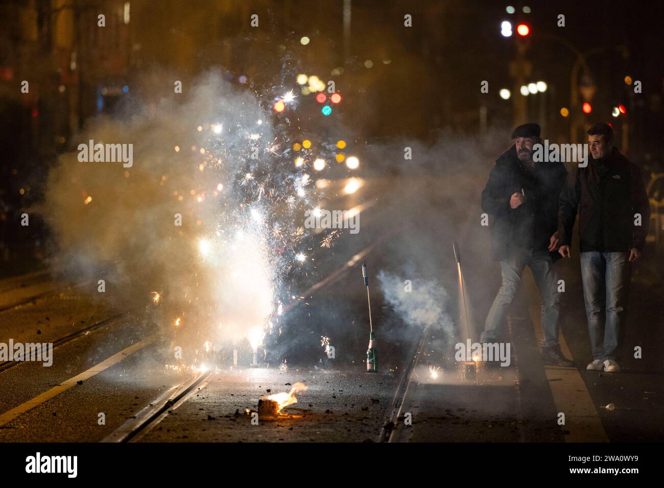 Duisburg, Germany. 01st Jan, 2024. Fireworks are set off on Wanheimer Straße in Hochfeld. The turn of the year in Duisburg was calm and normal until 00:30. The turn of the year in North Rhine-Westphalia - police on large-scale deployment, numerous cities have issued firework bans. Credit: Christoph Reichwein/dpa/Alamy Live News Stock Photo
