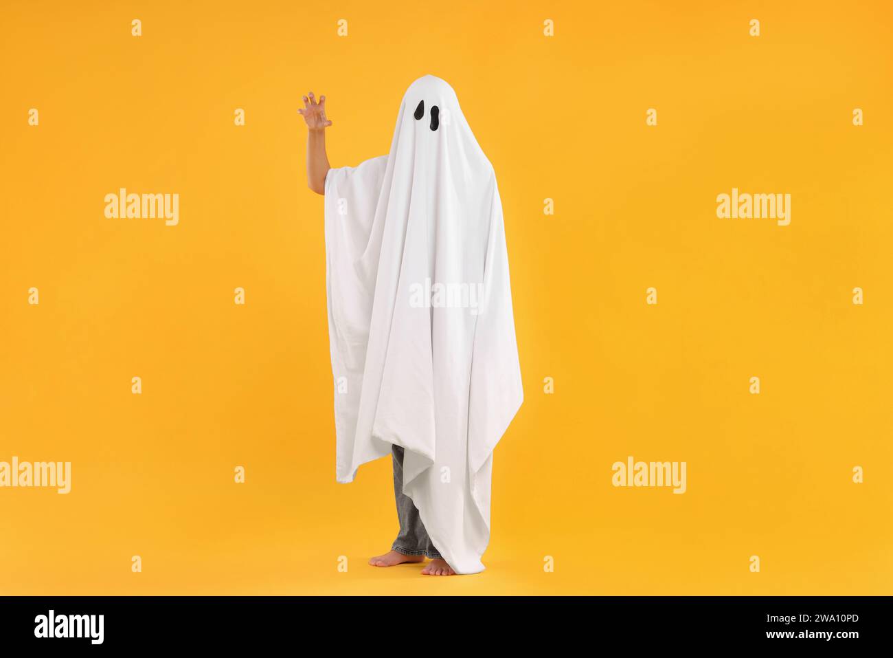 Bedsheet ghost hi-res stock photography and images - Alamy