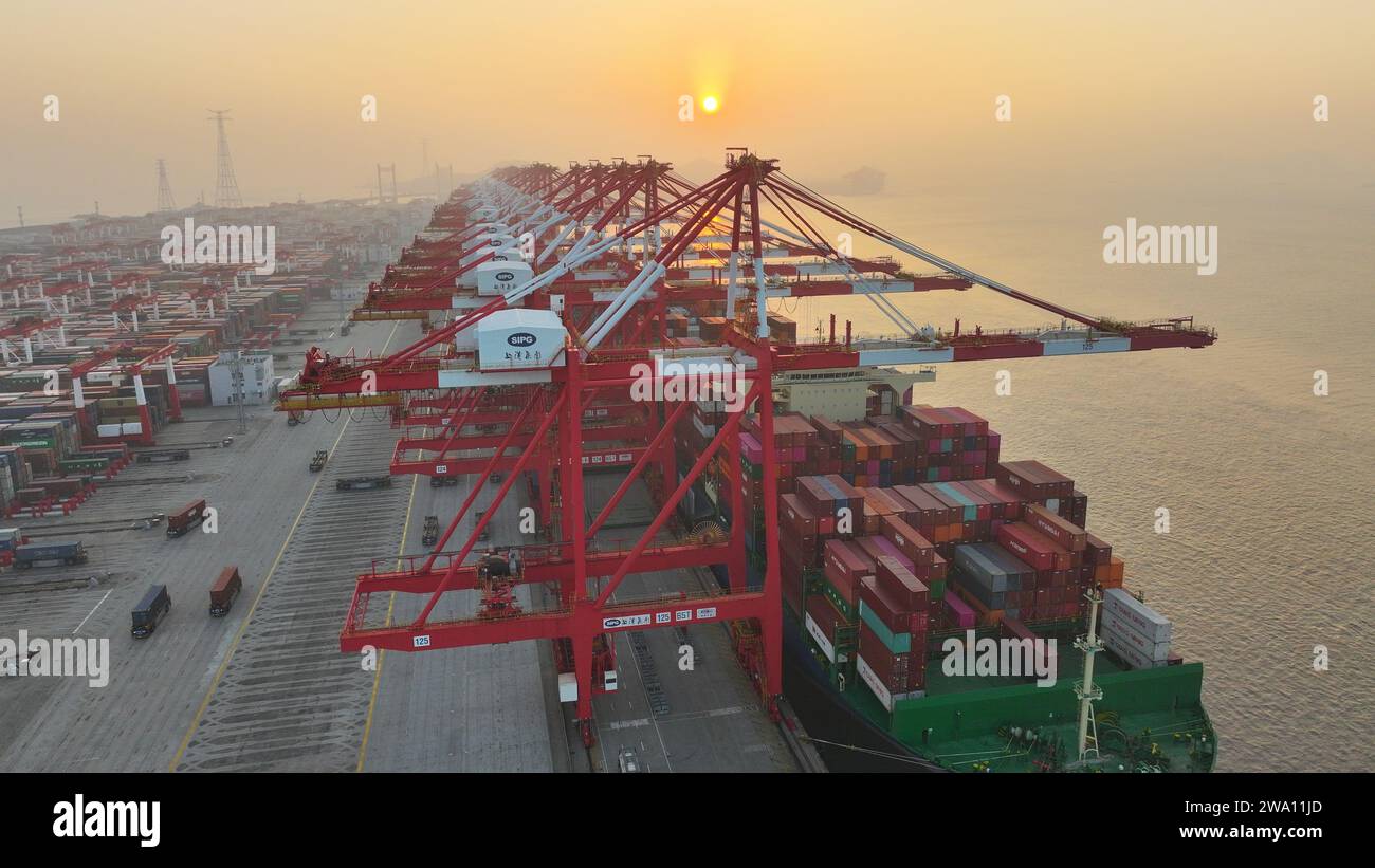 Jan Port SHANGHAI, CHINA - JANUARY 1, 2024 - Sunrise rises over the East China ...