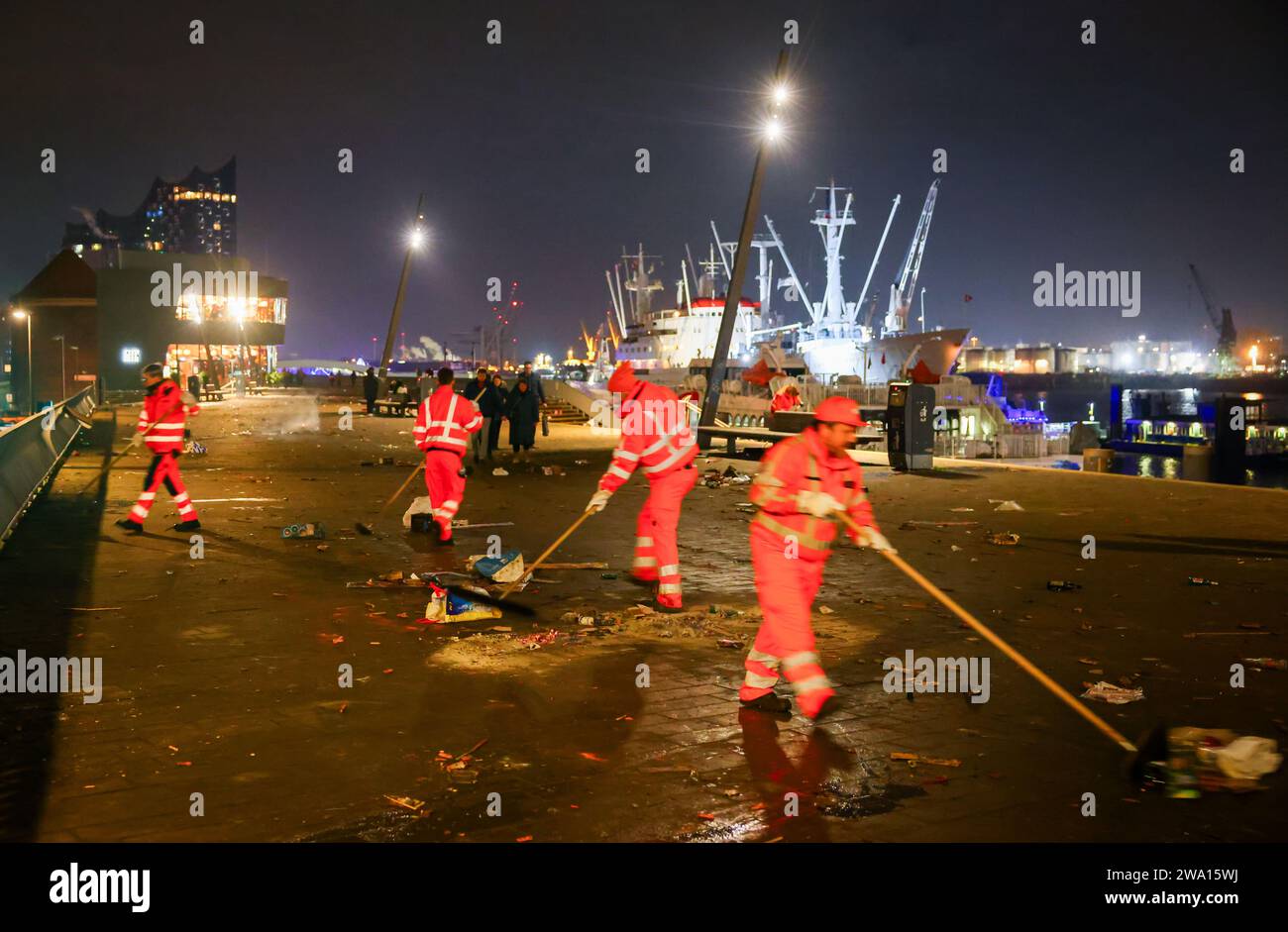 Hamburg, Germany. 01st Jan, 2024. Employees of Stadtreinigung Hamburg