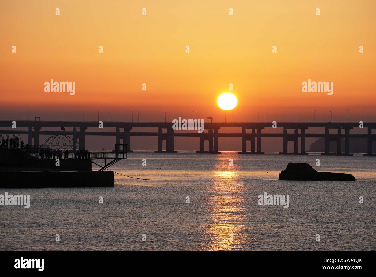 Beijing, China. 1st Jan, 2024. This photo taken on Jan. 1, 2024 shows the sunrise at the Xinghai Square in Dalian, northeast China's Liaoning Province. Credit: Li Gang/Xinhua/Alamy Live News Stock Photo