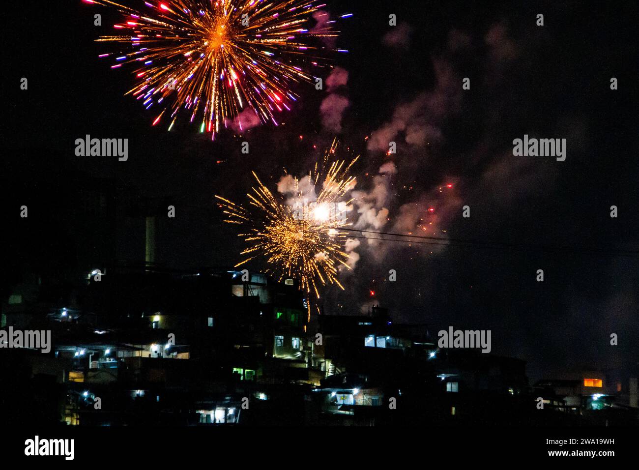 Rio de Janeiro, Rio de Janeiro, Brasil. 1st Jan, 2024. Rio de Janeiro (RJ) 01/01/20124 - CPX/FOGOS/NOVO YEAR/ COMPLEXO DO ALEMAO - The German Complex (CPX), located in the North zone of Rio de Janeiro, had the largest burning of fireworks of history. There were half an hour of fireworks that marked the turn of the year from 2023 to 2024. (Foto: Ãƒ''°rica Martin/Thenews2/Zumapress) (Credit Image: © Erica Martin/TheNEWS2 via ZUMA Press Wire) EDITORIAL USAGE ONLY! Not for Commercial USAGE! Credit: ZUMA Press, Inc./Alamy Live News Stock Photo