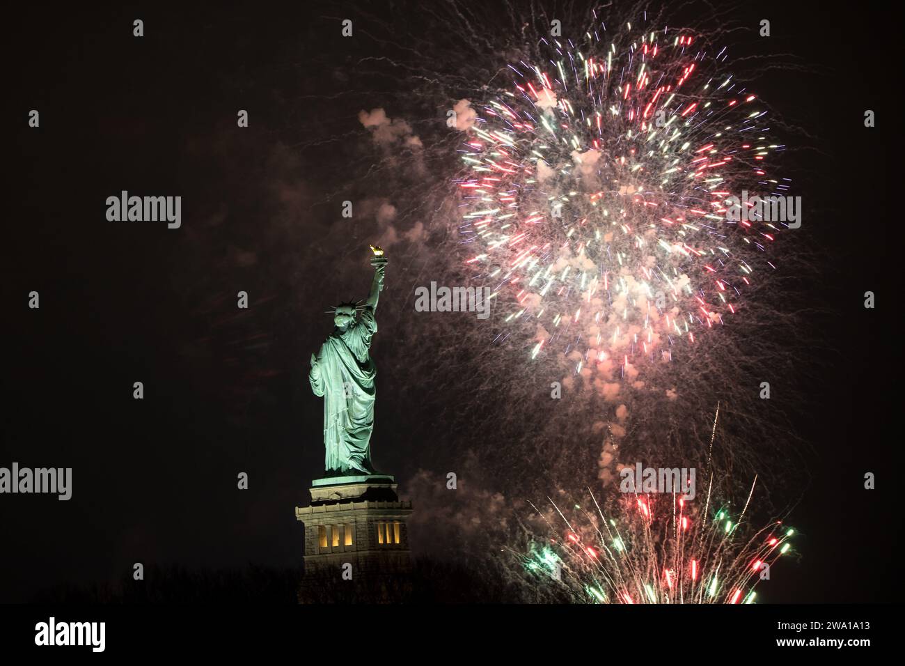 New York USA 01st Jan 2024 View Of The Statue Of Liberty In The   New York Usa 01st Jan 2024 View Of The Statue Of Liberty In The City Of New York In The United States During The New Years Eve 2024 Fireworks Display In The Early Hours Of This Sunday January 1 2024 Credit Brazil Photo Pressalamy Live News Credit Brazil Photo Pressalamy Live News 2WA1A13 