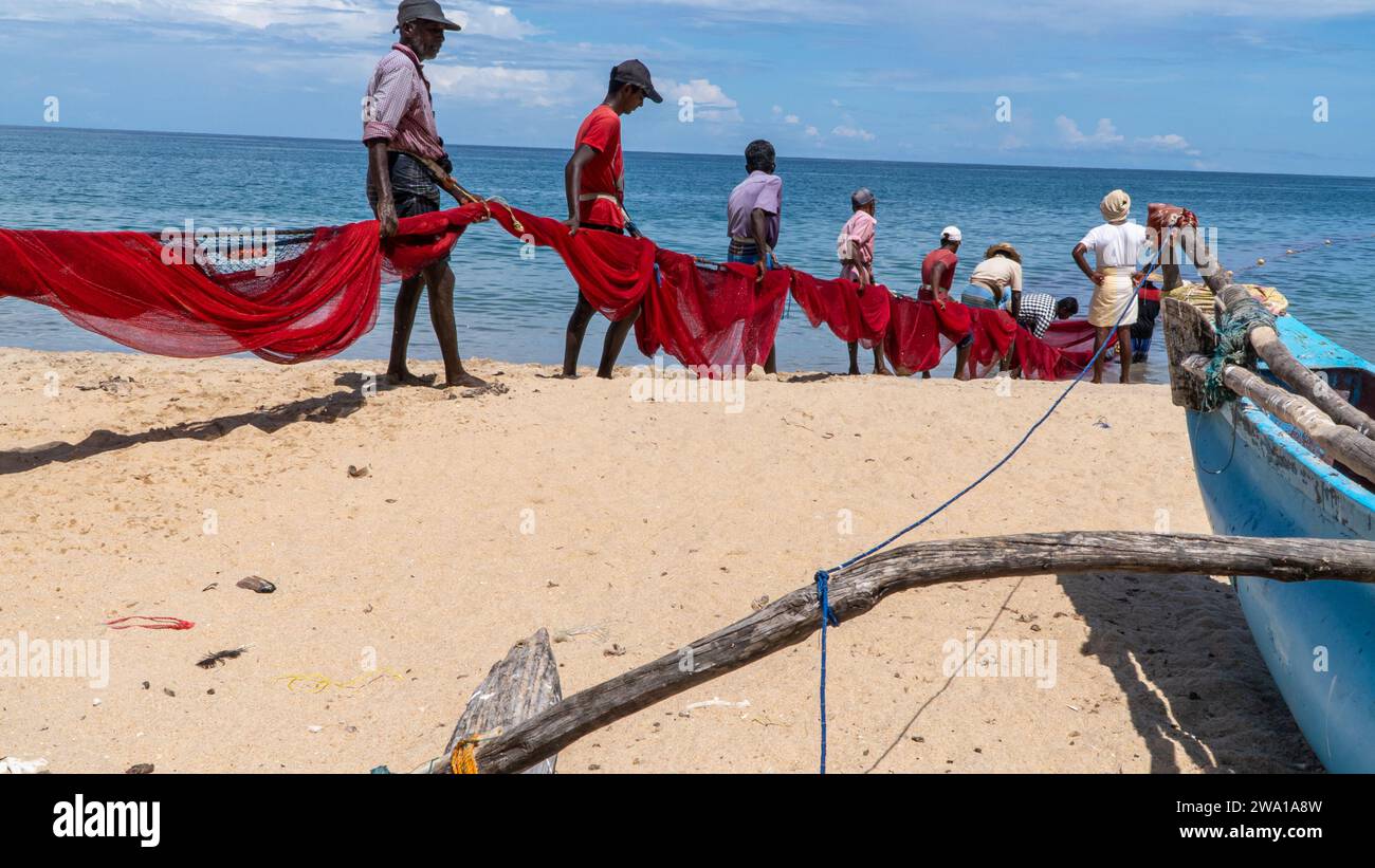 A group of Filipino fishermen haul their seine fishing net to shore at  BayBay Beach in Roxas City, Panay Island, Philippines Stock Photo - Alamy