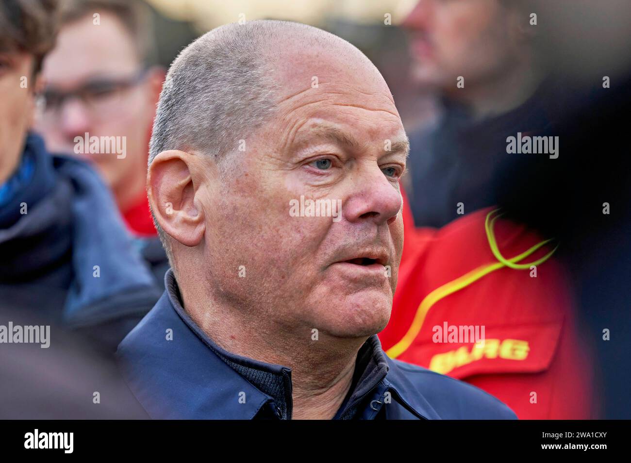 Olaf Scholz Bundeskanzler beim Besuch des Hochwassergebiets an der Aller. Verden, 31.12.2023 *** Olaf Scholz Federal Chancellor visiting the flood area on the Aller Verden, 31 12 2023 Foto:xU.xStammx/xFuturexImagex hochwasser scholz 3273 Stock Photo