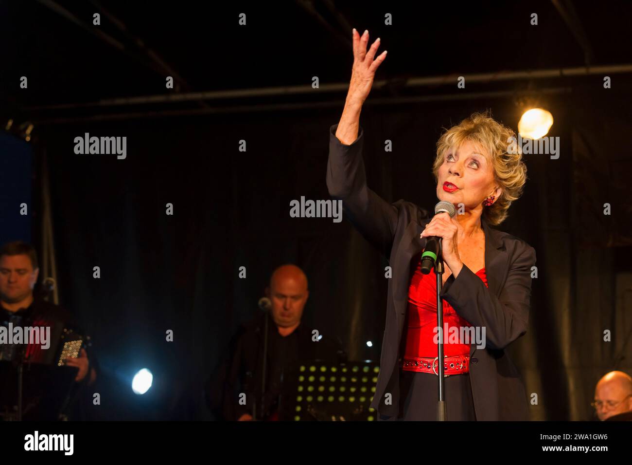 Annie Cordy en concert pour la fete nationale belge a  Mouscron. | Annie Cordy in concert in Mouscron for the Belgian National day  Pix: Leonie Coorem Stock Photo