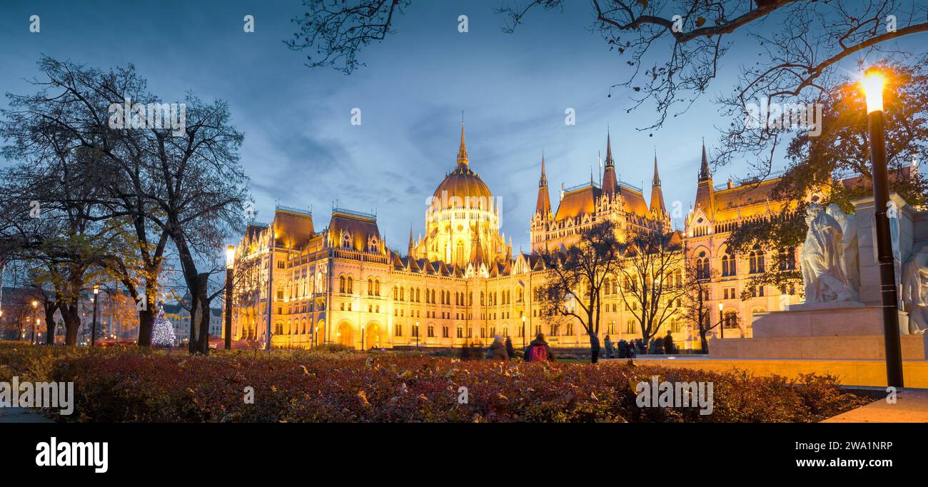 Hungarian parliament building night hi-res stock photography and images ...