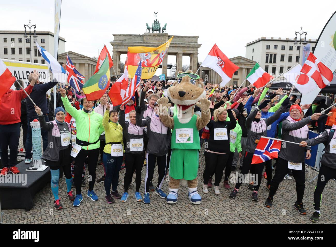 Berlin, Deutschland. 01st Jan, 2024. 01.01.2024, Brandenburger Tor, Berlin, DEU, Neujahrslauf ...
