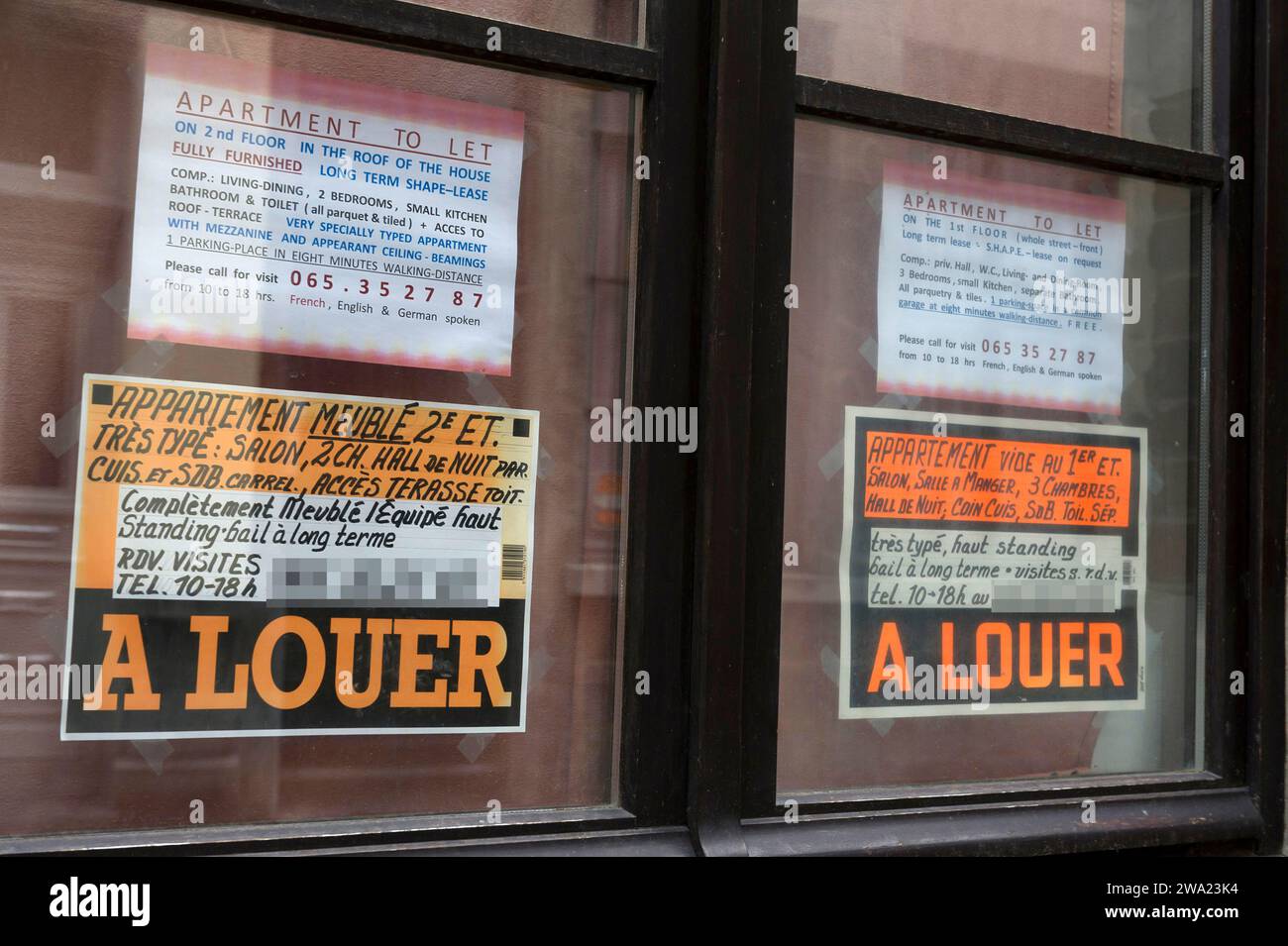 Appartements - studio a vendre ou a louer - Affiche sur les fenêtres | Flat or studio for rent or to sale - Poster on the window Stock Photo