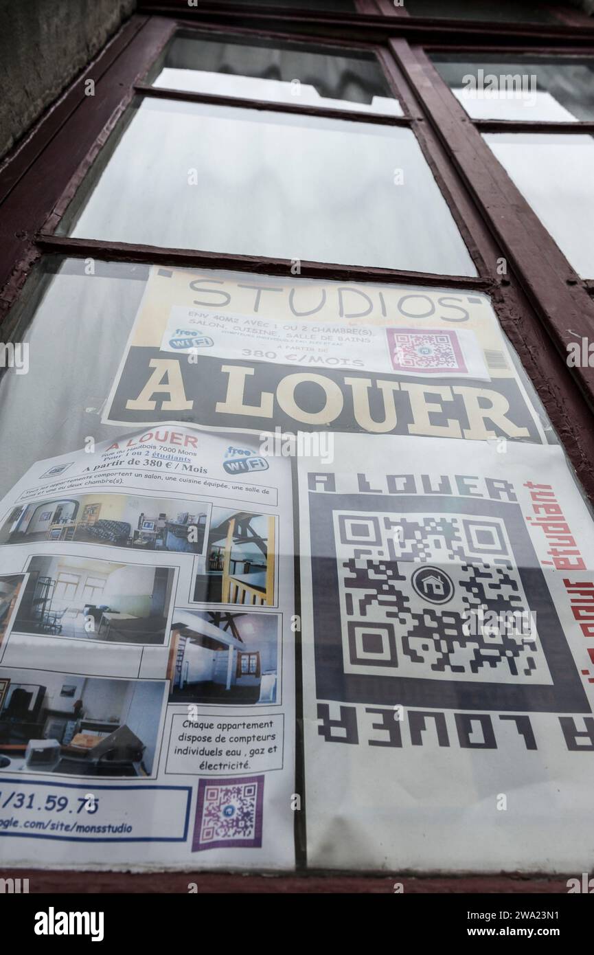 Appartements - studio a vendre ou a louer - Affiche sur les fenêtres | Flat or studio for rent or to sale - Poster on the window Stock Photo