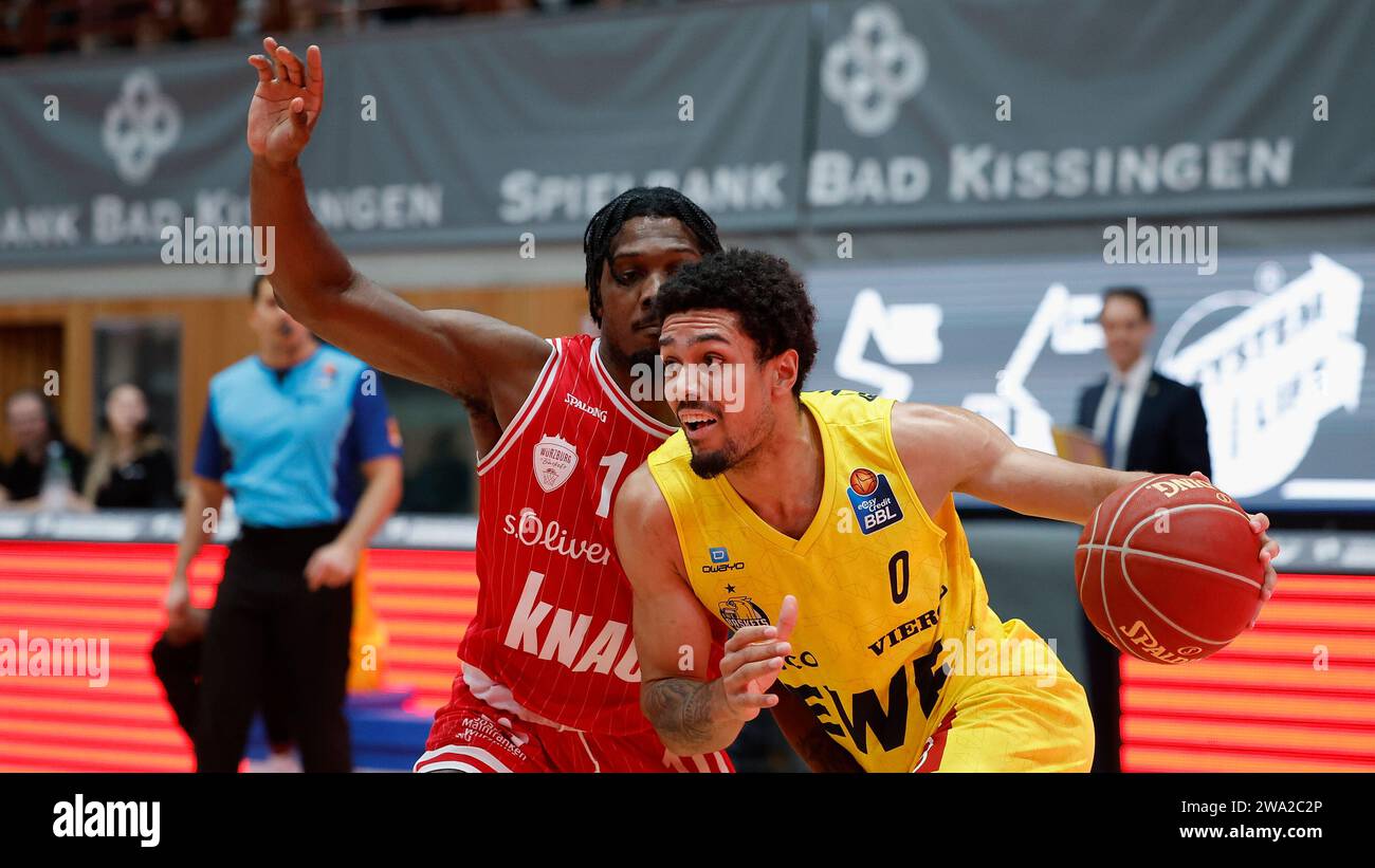 v. l. Darius Perry (Wuerzburg Baskets, 10) und Leon Schoormann (EWE Baskets Oldenburg, 0). 29.12